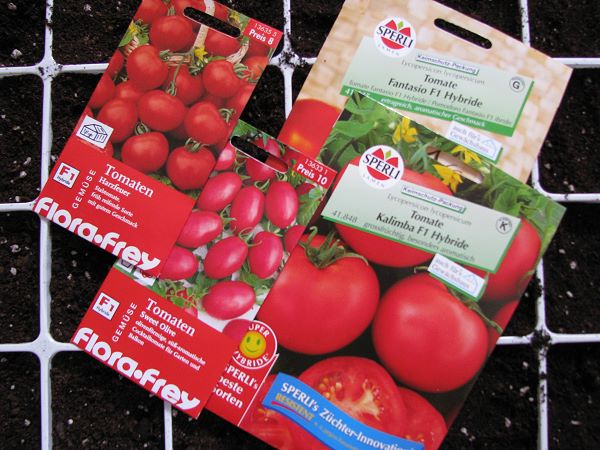 Verschiedene Tüten mit Tomatensamen